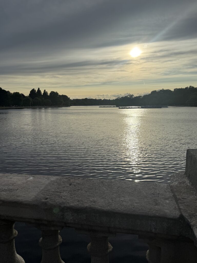 the serpentine divides Hyde park in two writing research trip